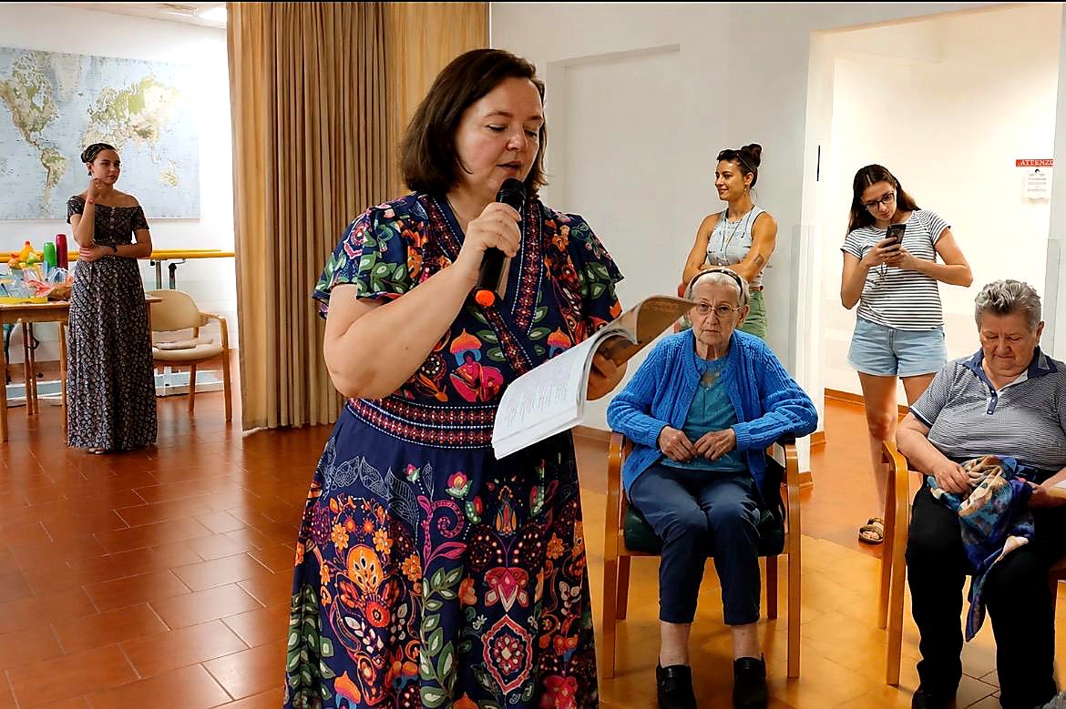 Momento dell'incontro intergenerazionale alla Casa di Riposo La Panoramica
