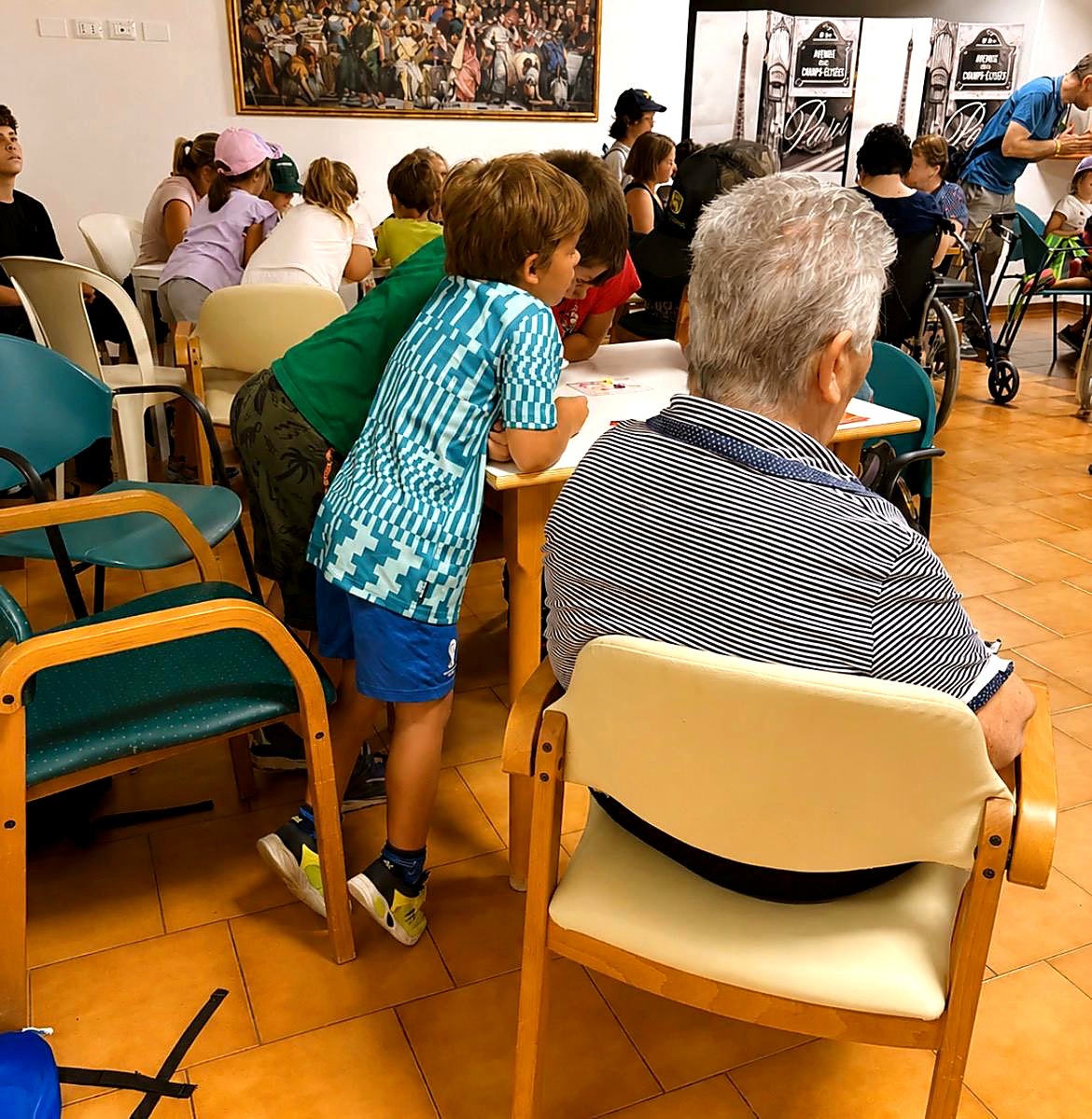 Momento dell'incontro intergenerazionale alla Casa di Riposo La Panoramica