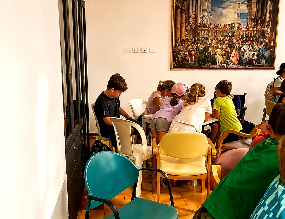 Momento dell'incontro intergenerazionale alla Casa di Riposo La Panoramica