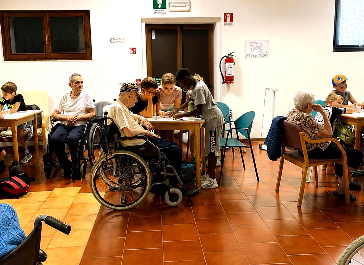 Momento dell'incontro intergenerazionale alla Casa di Riposo La Panoramica