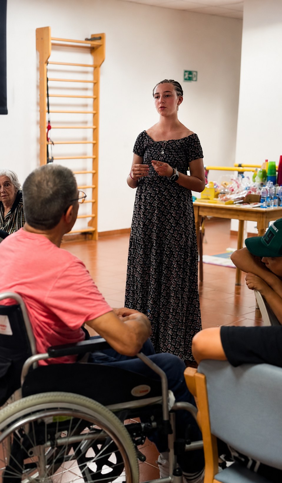 Rachele presenta l'attività durante l'incontro alla Casa di Riposo La Panoramica