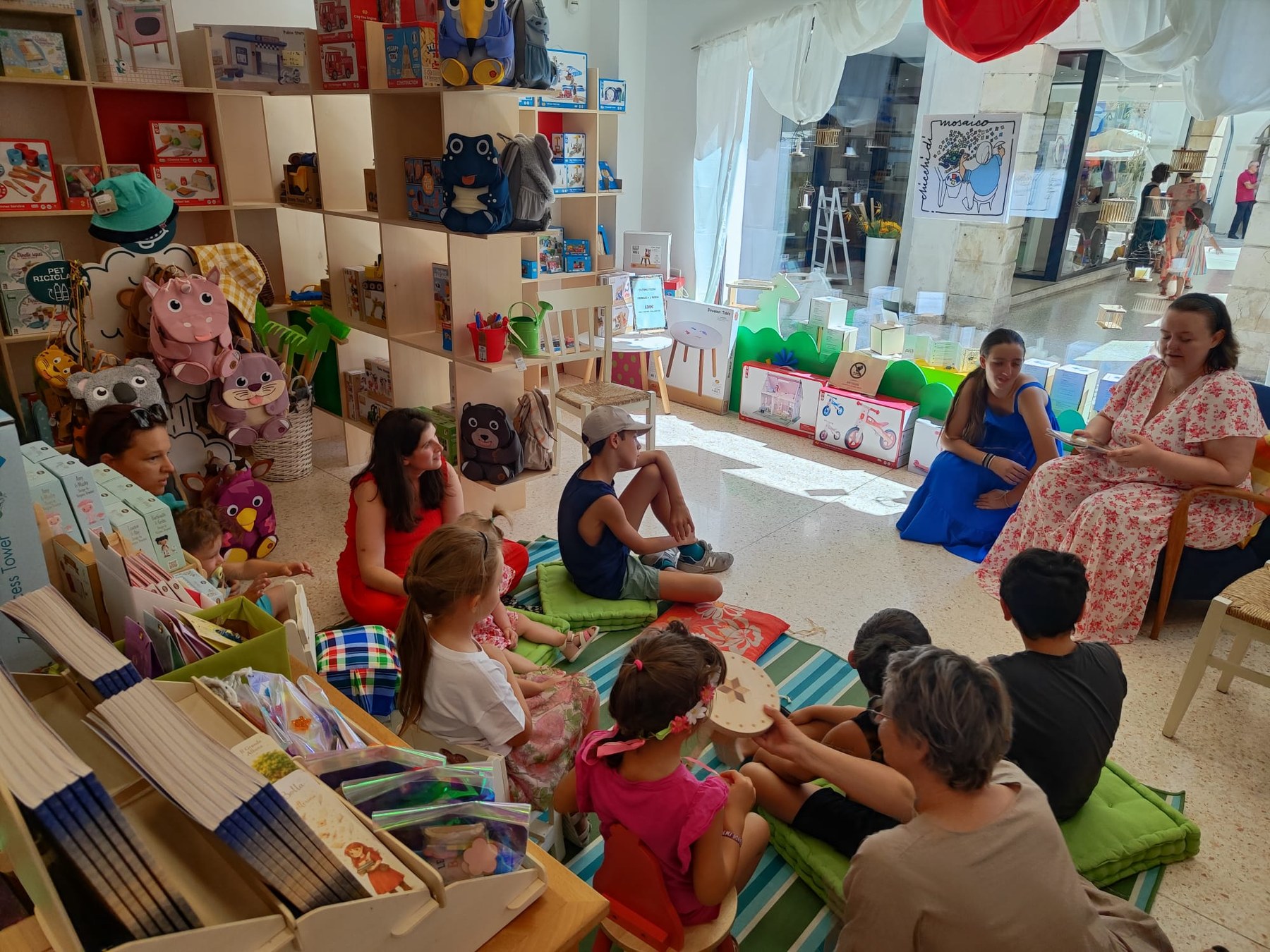 Bambini e famiglie durante la lettura da Zûcs